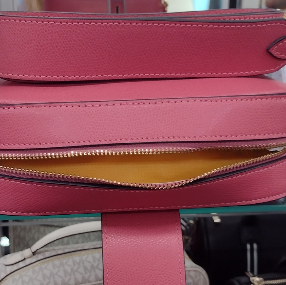 VALENTINO Signature Luxury Leather "V" Logo 🛍️🎁 NWT - Picture 4 of 10